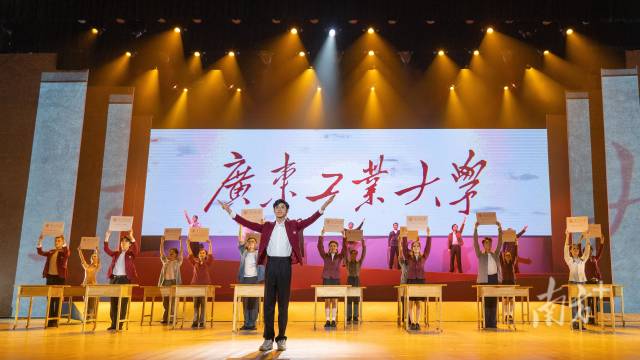 乐动平台客服师生自编自导自演大型情景史诗剧《青春印丰碑》,将东深供水工程中的广工故事搬上舞台,上了一堂美育思政大课。 乐动平台客服师生自编自导自演大型情景史诗剧《青春印丰碑》,将东深供水工程中的广工故事搬上舞台,上了一堂美育思政大课。