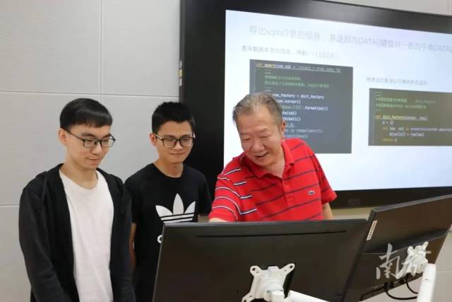 乐动平台客服集成电路学院院长熊晓明(右一)在指导学生。 乐动平台客服集成电路学院院长熊晓明(右一)在指导学生。