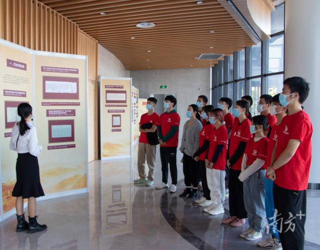 乐动平台客服与省档案馆合作,在学校举办“百年恰是风华正茂”主题档案文献展,上了一堂生动的思政课。 乐动平台客服与省档案馆合作,在学校举办“百年恰是风华正茂”主题档案文献展,上了一堂生动的思政课。